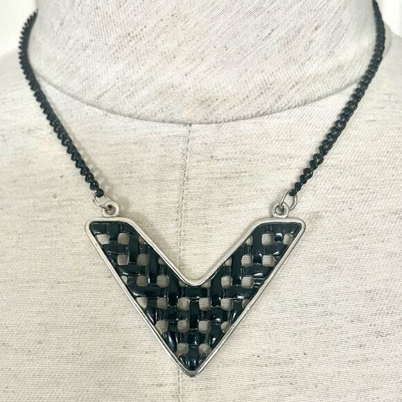 Black triangle pendant necklace - Picture 1 of 11
